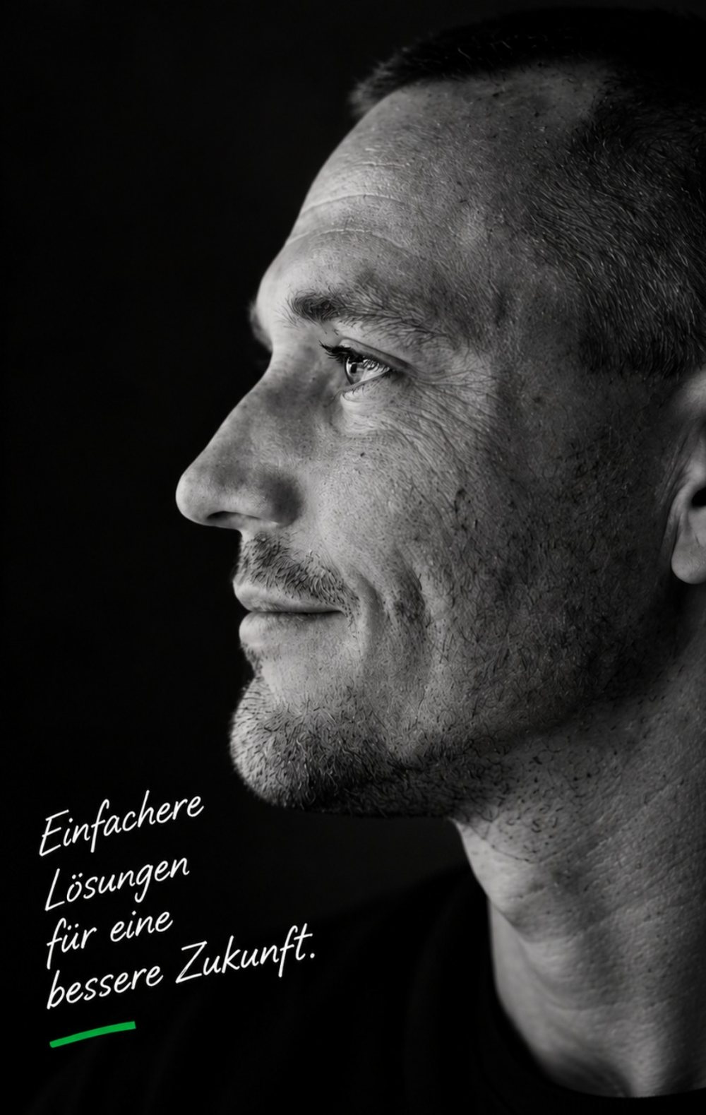 Tassilo Wolfin im Profil, Schwarzweiß-Aufnahme. Im Bild steht handschriftlich: Einfachere Lösungen für eine bessere Zukunft.